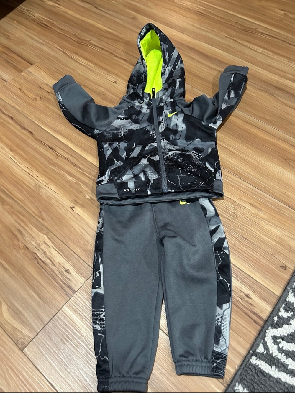 Nike Kids Black & Gray Camo Hoodie Jogger Set with Neon Liner Size 18M